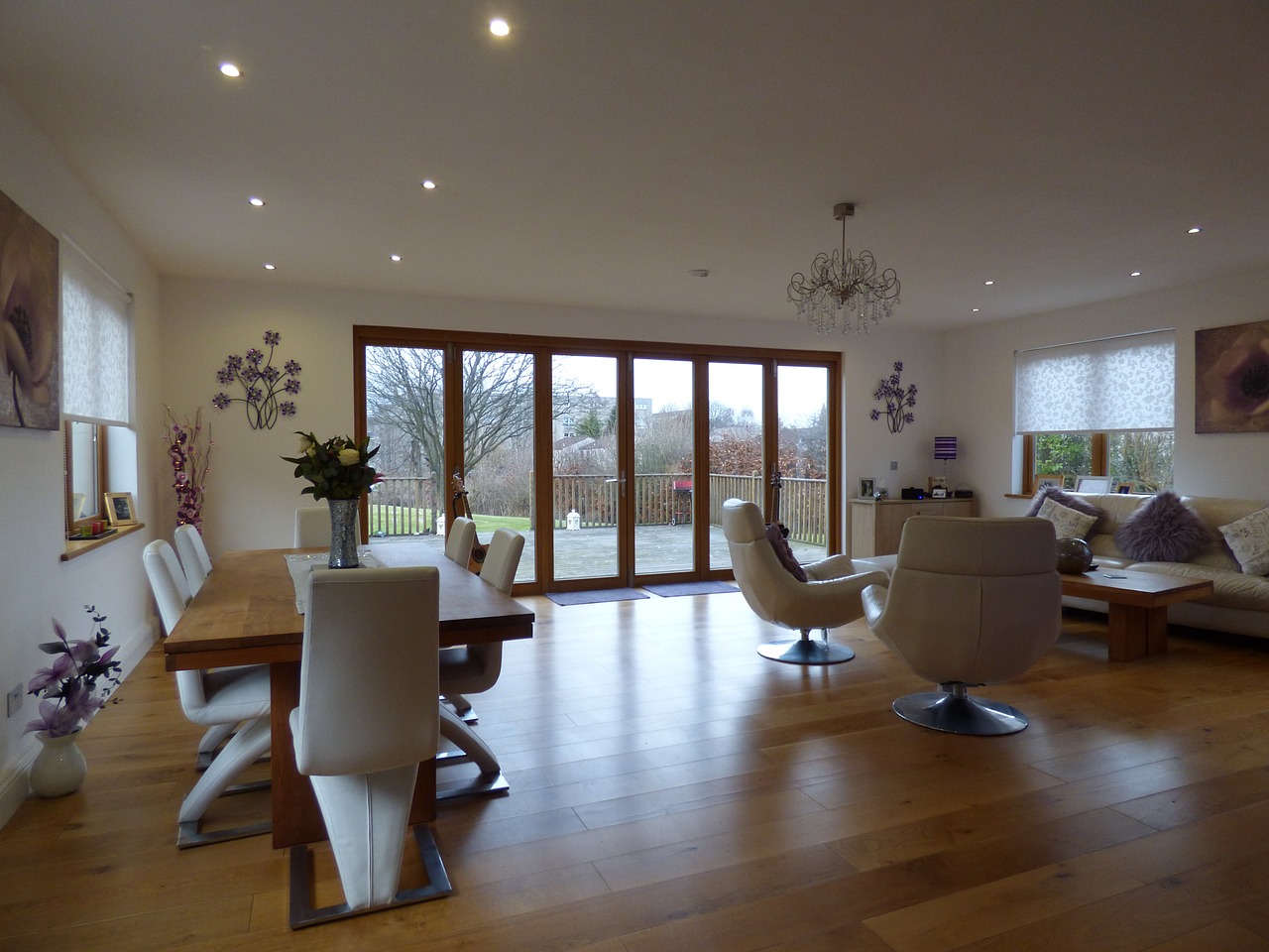 wood-table-1530305_1280 bi-fold doors