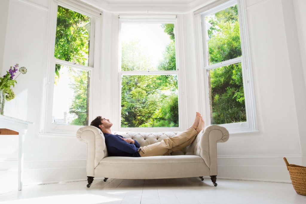 Fineo_man liggend in zetel